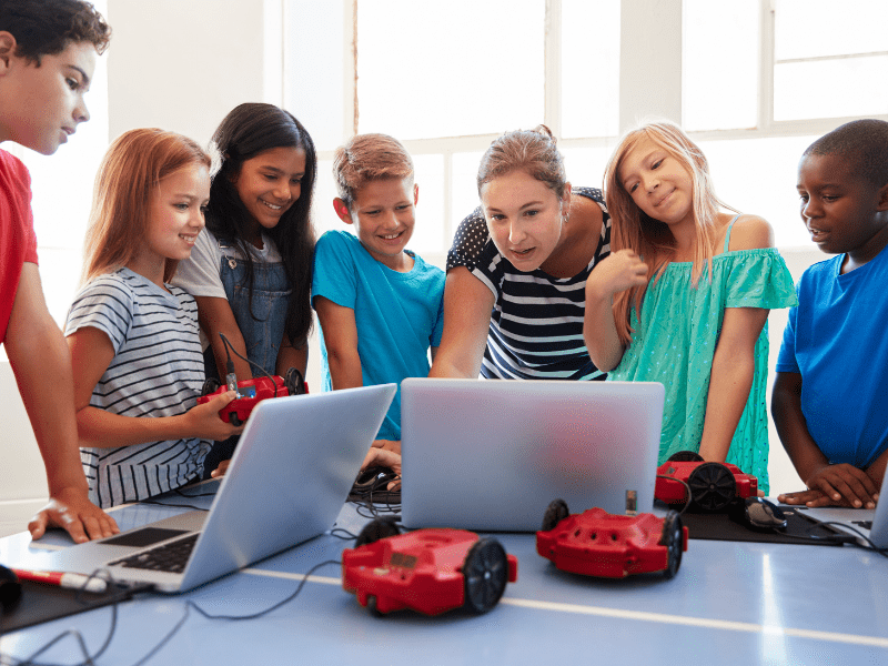 Student expanding homeschool socialization Florida with online learning